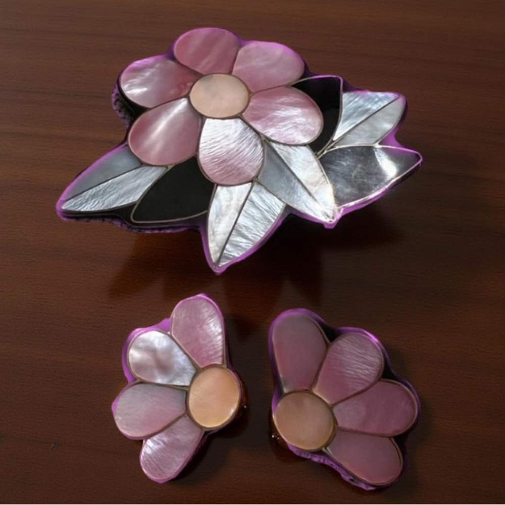 Lee Sand floral pendant and earrings for pierced ears
-Signed Pendant